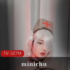 百变女神minichu自拍角色道具秀，修下水道车灯颜值在线